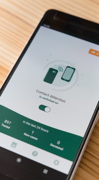 tubatool.com.cn ​ App 的收藏夹界面，用户把六个常用网址钉在顶部，深棕色标题栏与焦橙按钮形成对比